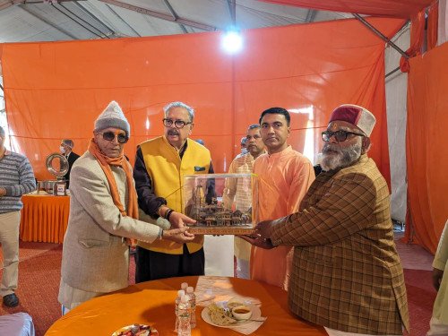 विमलेन्द्र मोहन प्रताप मिश्र को स्मृति चिन्ह देते श्रीराम जन्मभूमि तीर्थ क्षेत्र ट्रस्ट के महासचिव चंपत राय