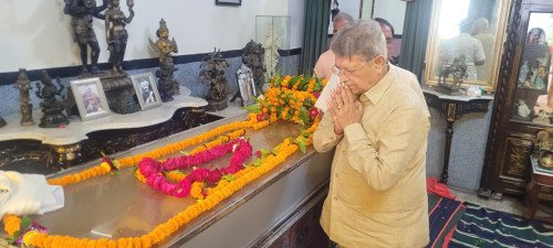 अयोध्या राजा: श्रद्धांजलि अर्पित करते नगर विधायक वेद प्रकाश गुप्ता