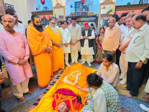 अयोध्या राजा: श्रद्धांजलि अर्पित करते सांसद अवधेश प्रसाद, पूर्व मंत्री तेज नारायण पांडेय पवन पांडेय व संत-महंत