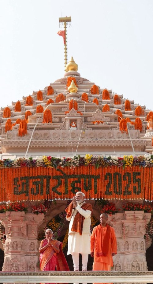 श्री राम मंदिर में धर्म ध्वजारोहन के बाद राम मंदिर का दृश्य