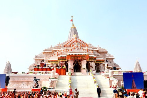 श्री राम मंदिर में धर्म ध्वजारोहन के बाद राम मंदिर का दृश्य