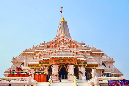 श्री राम मंदिर में धर्म ध्वजारोहन के बाद राम मंदिर का दृश्य
