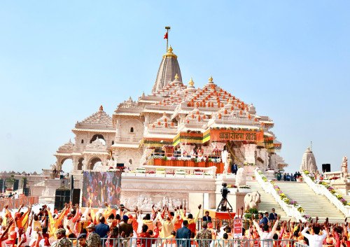 श्री राम मंदिर में धर्म ध्वजारोहन के बाद राम मंदिर का दृश्य