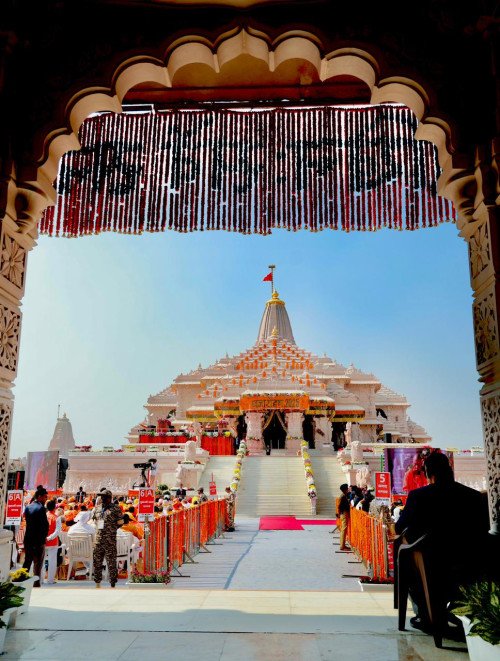श्री राम मंदिर में धर्म ध्वजारोहन के बाद राम मंदिर का दृश्य