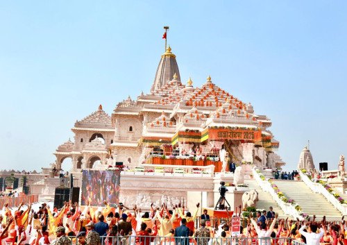 श्री राम मंदिर में धर्म ध्वजारोहन के बाद राम मंदिर का दृश्य