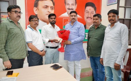 पूर्व मंत्री ने किया स्वर्ण पदक विजेता कृष्णा यादव व कराटे कोच नीरज कुमार को किया सम्मानित