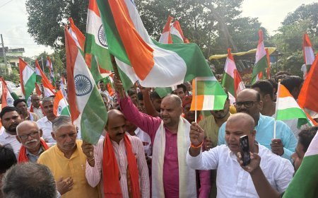 गोसाईगंज में पूर्व विधायक खब्बू तिवारी के नेतृत्व में निकली तिरंगा यात्रा