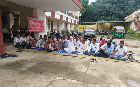 मुख्य अभियंता वितरण कार्यालय पर आऊट सोर्सिंग कर्मियों का प्रदर्शन