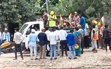 देशभक्ति के नाम पर लापरवाही की पराकाष्ठा, कूड़ा गाड़ी बनी नन्हे देशभक्तों की सवारी