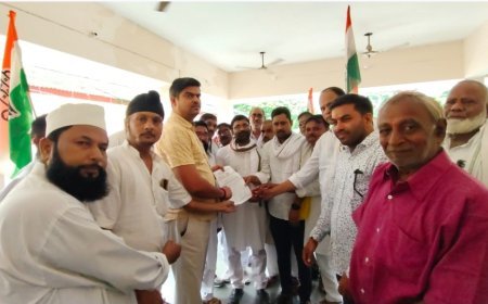 विकलांग माता-पिता के इकलौते बेटे की हत्या, कांग्रेस ने डीएम को सौंपा ज्ञापन