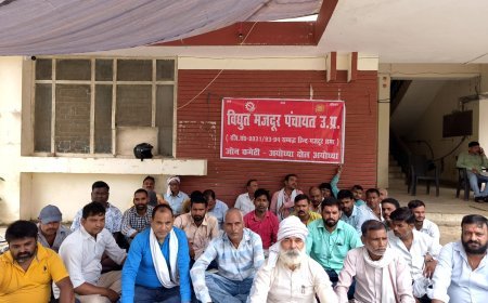 समझौते का पालन न करने पर मुख्य अभियंता वितरण कार्यालय पर धरना