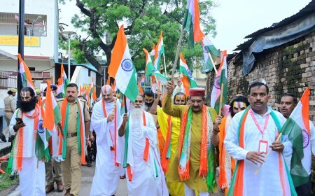 रामनगरी में भव्य तिरंगा यात्रा का पुष्प वर्षा कर जगह-जगह हुआ स्वागत