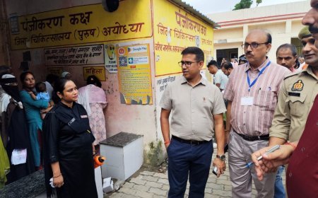 अयोध्या : कमिश्नर ने जिला अस्पताल में छापा मारा, खामियां देख कर लगाई लताड़