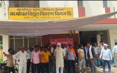 अयोध्या: निविदा कर्मियों का 11वें दिन भी मुख्य अभियंता के खिलाफ प्रदर्शन