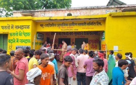 अयोध्या : खंडासा समिति पर कड़ी सुरक्षा व्यवस्था के बीच खाद वितरण सकुशल संपन्न, ई-पास मशीन वेरीफाई होने के बाद ही खाद मिलना हुआ शुरू