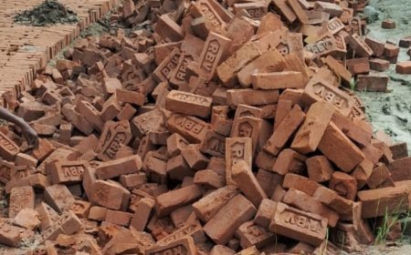 अम्बेडकर नगर: खेंवरा में खड़ंजा निर्माण में मानकों की अनदेखीः घटिया ईंटों का उपयोग, साइट बोर्ड भी नहीं; ग्रामीणों ने जताई नाराजगी