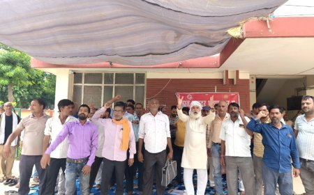 18वें दिन भी संविदा कर्मियों का मुख्य अभियंता कार्यालय पर विरोध प्रदर्शन जारी