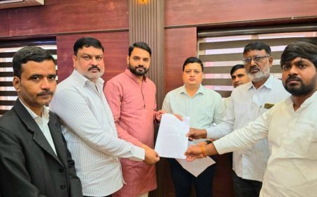 अयोध्या: पिता ने लगाया मेडिकल कालेज प्रबंधन पर हत्या का आरोप, जिलाधिकारी से की मुलाकात, मेडिकल कालेज के छात्र का आत्महत्या मामला, पूर्व मंत्री तेज नारायण पांडेय पवन भी आगे आए