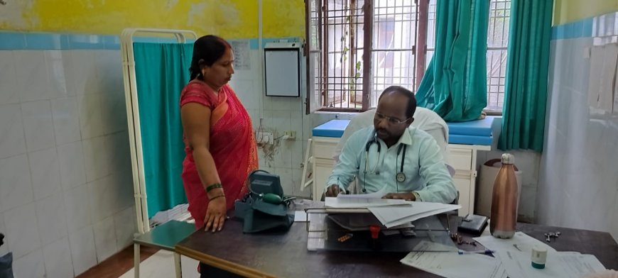कुमारगंज अस्पताल में डॉक्टर की योग्यता पर सवाल, अस्पताल में मचा हड़कंप