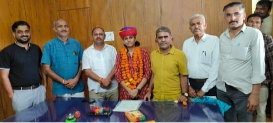 नव चयनित अधिशाषी अधिकारी कमलेश कंवर का किया स्वागत