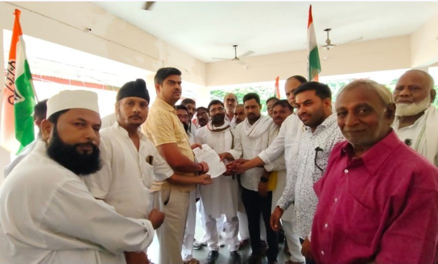 विकलांग माता-पिता के इकलौते बेटे की हत्या, कांग्रेस ने डीएम को सौंपा ज्ञापन