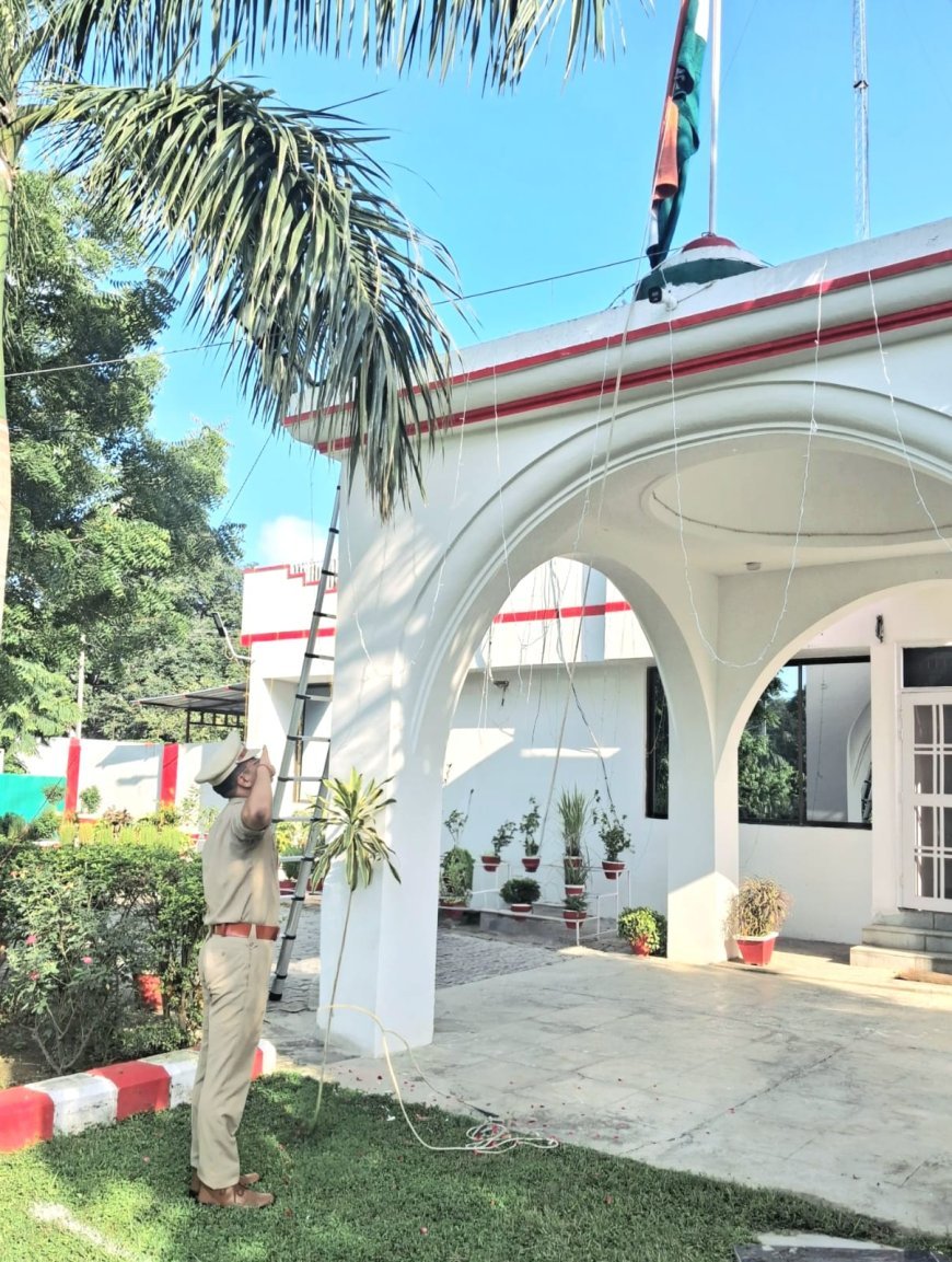 अंबेडकर नगर: पुलिस अधीक्षक ने ध्वजारोहण कर दी स्वतंत्रता दिवस की शुभकामनाएं, उत्कृष्ट कार्य करने वाले पुलिसकर्मियों को किया सम्मानित