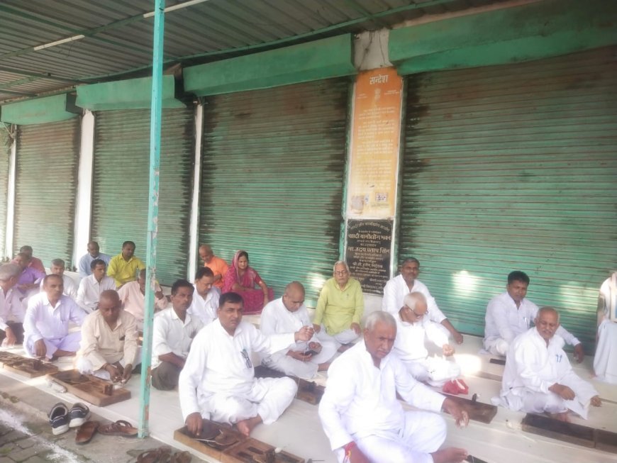 अयोध्या : खादी के धागे ने देश को गुलामी की त्रासदी से उबार कर स्वतंत्रता दिलाई: ओम प्रकाश मिश्र