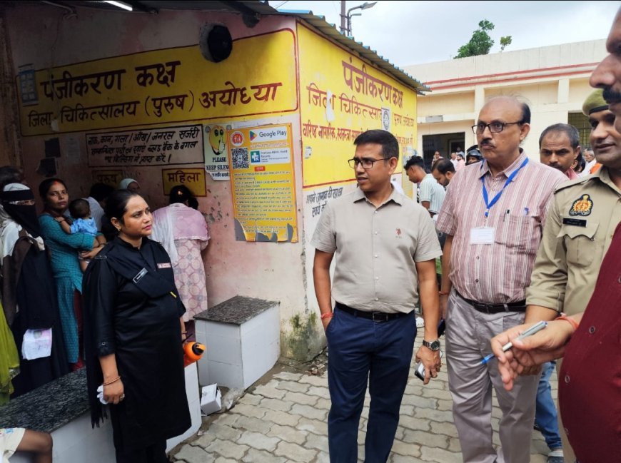 अयोध्या : कमिश्नर ने जिला अस्पताल में छापा मारा, खामियां देख कर लगाई लताड़