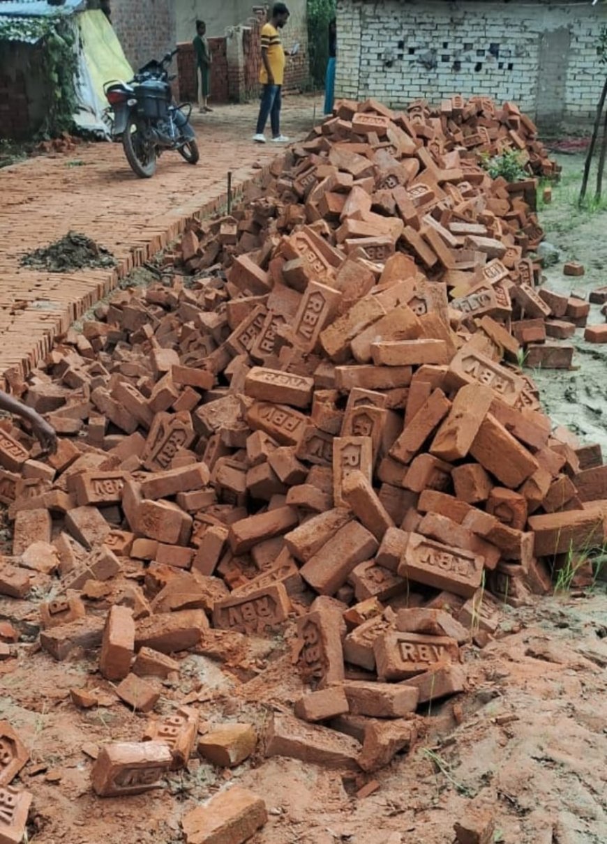 अम्बेडकर नगर: खेंवरा में खड़ंजा निर्माण में मानकों की अनदेखीः घटिया ईंटों का उपयोग, साइट बोर्ड भी नहीं; ग्रामीणों ने जताई नाराजगी