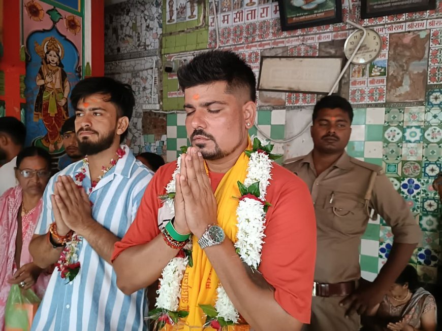 भारतीय क्रिकेटर करण शर्मा ने परिवार संग किया रामलला का दर्शन, हनुमानगढ़ी में भी टेका माथा