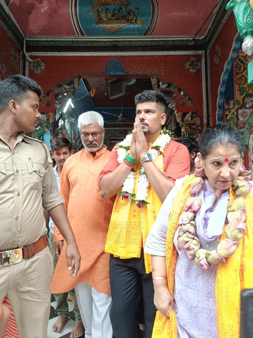 भारतीय क्रिकेटर करण शर्मा ने परिवार संग किया रामलला का दर्शन, हनुमानगढ़ी में भी टेका माथा