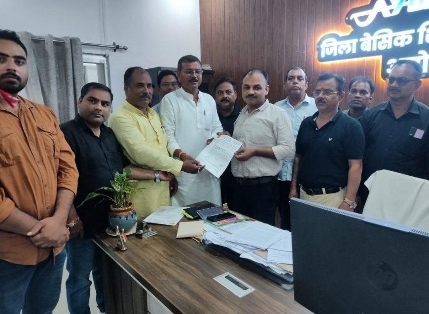 अयोध्या: संगठन विशेष के कार्यक्रम को लेकर जारी आदेश का विरोध, बीएसए को ज्ञापन