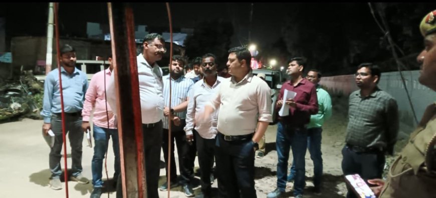 अयोध्या: डीएम ने रात को परखा चौदह और पंचकोसी परिक्रमा मार्ग, विभागों की चूड़ी कसी