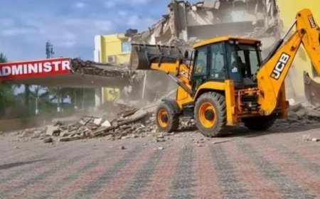 बाराबंकी : प्रशासन का तगड़ा ऐक्शन, रामस्वरूप यूनिवर्सिटी पर चला बुलडोजर, देखते ही देखते ढहा दी गई बिल्डिंग