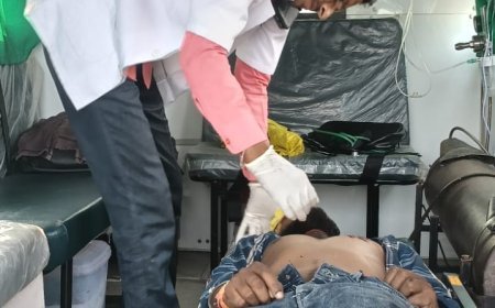 अम्बेडकर नगर : कार और बाइक की टक्कर से बाइक सवार गंभीर घायल, 108 की एम्बुलेंस ने पहुँचाया अस्पताल