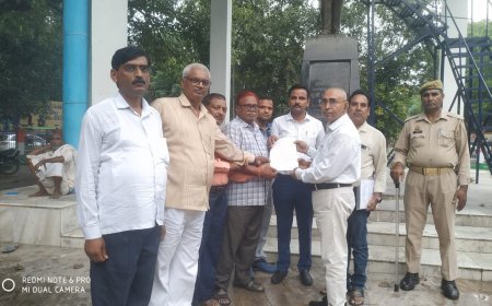 अम्बेडकर नगर: टीईटी पास होने की अनिवार्यता के विरोध में जिलाधिकारी को सौंपा ज्ञापन