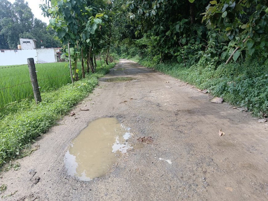 अयोध्या: बीस वर्ष बीत चुके साहब सड़क तो बनवा दो, ग्रामीणों ने सड़क निर्माण की उठाई मांग