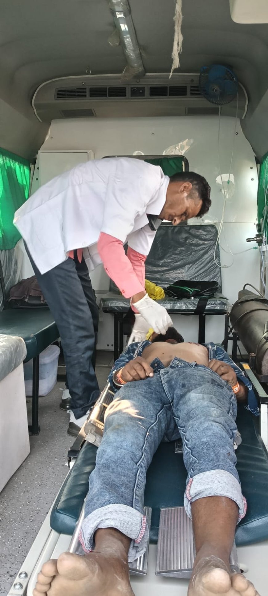 अम्बेडकर नगर : कार और बाइक की टक्कर से बाइक सवार गंभीर घायल, 108 की एम्बुलेंस ने पहुँचाया अस्पताल