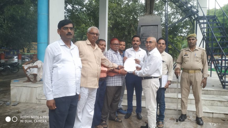 अम्बेडकर नगर: टीईटी पास होने की अनिवार्यता के विरोध में जिलाधिकारी को सौंपा ज्ञापन