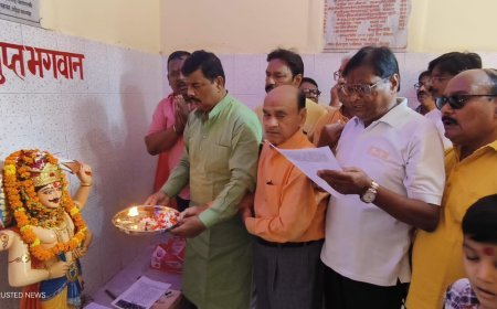 जौनपुर: विधि विधान से पूजे गए कलम दवात के देवता भगवान चित्रगुप्त