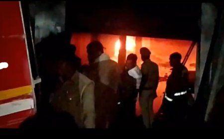 जौनपुर: फ्लिपकार्ट के गोदाम में भीषण आग, लाखों का सामान जलकर खाक