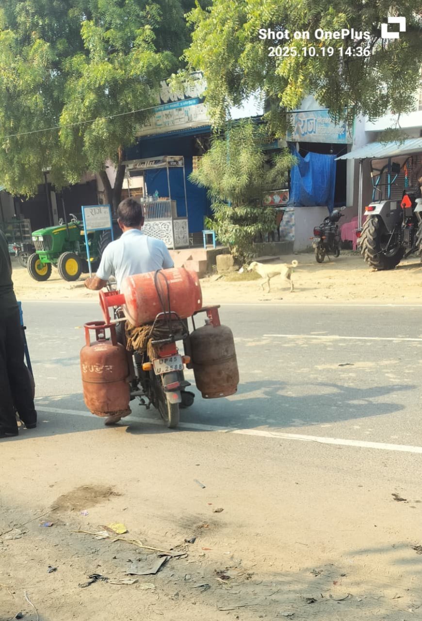 अम्बेडकर नगर: LPG सिलेंडरों की असुरक्षित डिलीवरी: मोटरसाइकिल पर 5-6 सिलेंडर लादकर जोखिम में डाल रहे जानें, प्रशासन चुप्पी साधे?