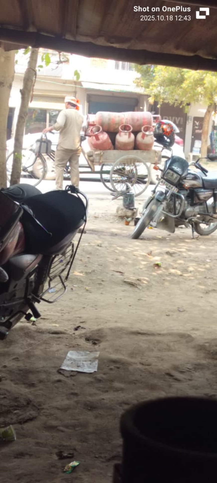 अम्बेडकर नगर: LPG सिलेंडरों की असुरक्षित डिलीवरी: मोटरसाइकिल पर 5-6 सिलेंडर लादकर जोखिम में डाल रहे जानें, प्रशासन चुप्पी साधे?