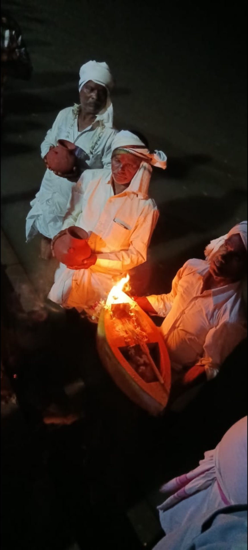 अयोध्या: माझी मझवार समाज की पारंपरिक त्रिदिवसीय उज्जैनी पूजा सम्पन्न, मां सरयू को 501 दीपों के साथ दी गई आहुति