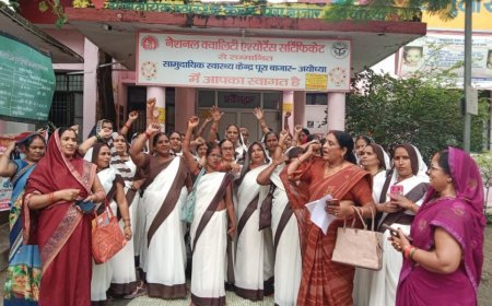 अयोध्या: वेतन वृद्धि की मांग को लेकर आशा बहुओं ने किया प्रदर्शन