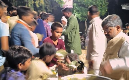 अयोध्या: शिवाला चौराहा मेले में पहुंचे  रुदौली विधायक  श्रद्धालुओं को कराया प्रसाद वितरण