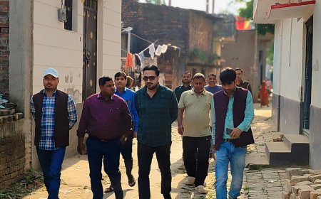 अयोध्या: पूर्वमंत्री ने पीड़ित परिवारों को बंधाया ढांढस, दी आर्थिक सहायता