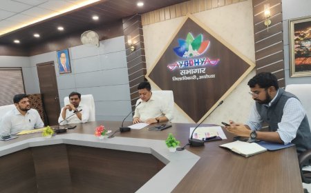 अयोध्या : ध्वजारोहण कार्यक्रम को लेकर डीएम ने अधिकारियों के साथ की बैठक, बोले