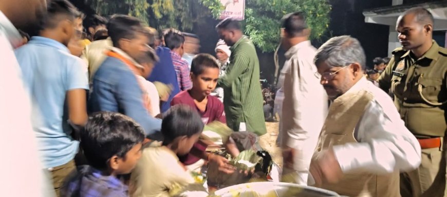 अयोध्या: शिवाला चौराहा मेले में पहुंचे  रुदौली विधायक  श्रद्धालुओं को कराया प्रसाद वितरण