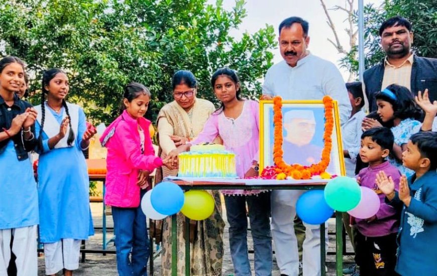 अयोध्या : धूमधाम से मनाया गया चाचा नेहरू का जन्मदिन